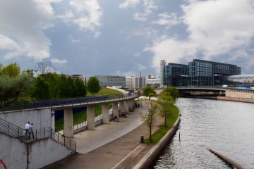 Spreeufer mit Blick auf den Hauptbahnhof