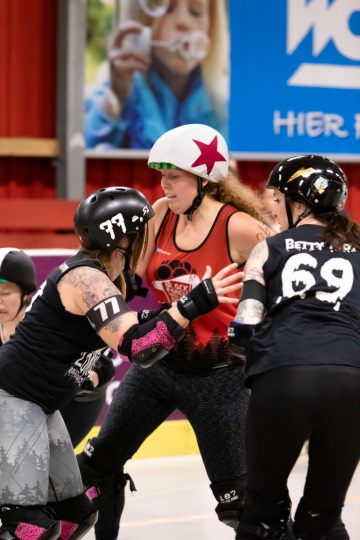 Thorsten-Lasrich-RuhrPott-Roller-Girls-vs-Blockforest-Roller-Derby-35