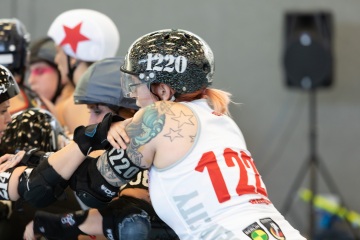 Thorsten-Lasrich-Zombie-Rollergirlz-vs-Bear-City-Roller-Derby-61