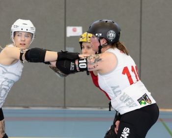 Thorsten-Lasrich-Zombie-Rollergirlz-vs-Bear-City-Roller-Derby-15