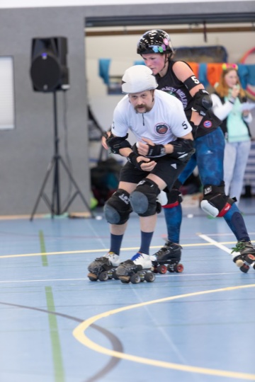 Thorsten-Lasrich-Battlecats-Rollergirls-Zombie-Rollergirlz-vs-Rollerderby-Erfurt-24