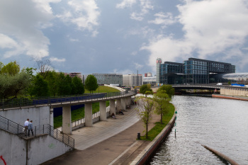 Spreeufer mit Blick auf den Hauptbahnhof