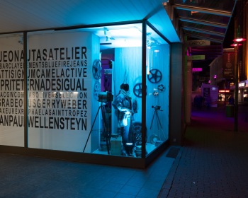 Blaues Schaufenster Hettlage + Fashion