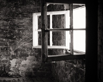 Offenes Dachbodenfenster (BW)