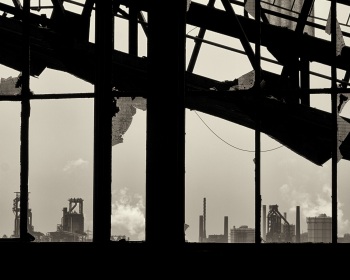 Industrieskyline durch marode Fensterscheiben