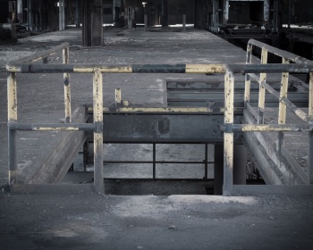 Marodes Geländer Schwarz/Gelb