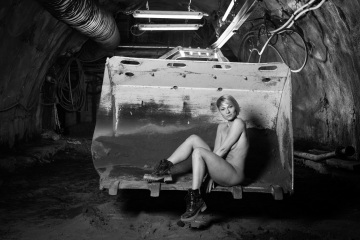 delicate load (bw)