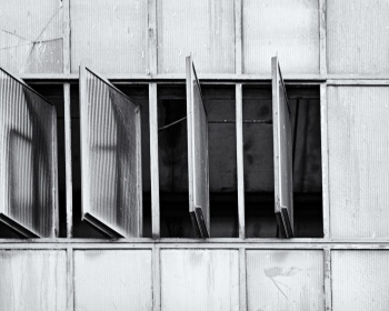 Fensterfront mit offenen Fenstern