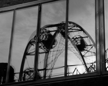 Spiegelung des Riesenrads im Fenster